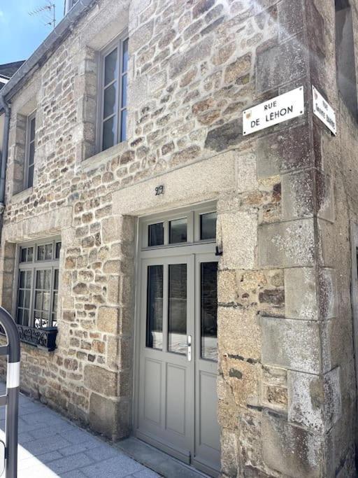 Helen Dinan Exterior photo